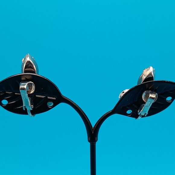 Vintage Weiss Unsigned Clear Rhinestone Cluster Silver Tone Clip On Earrings - Picture 8 of 11